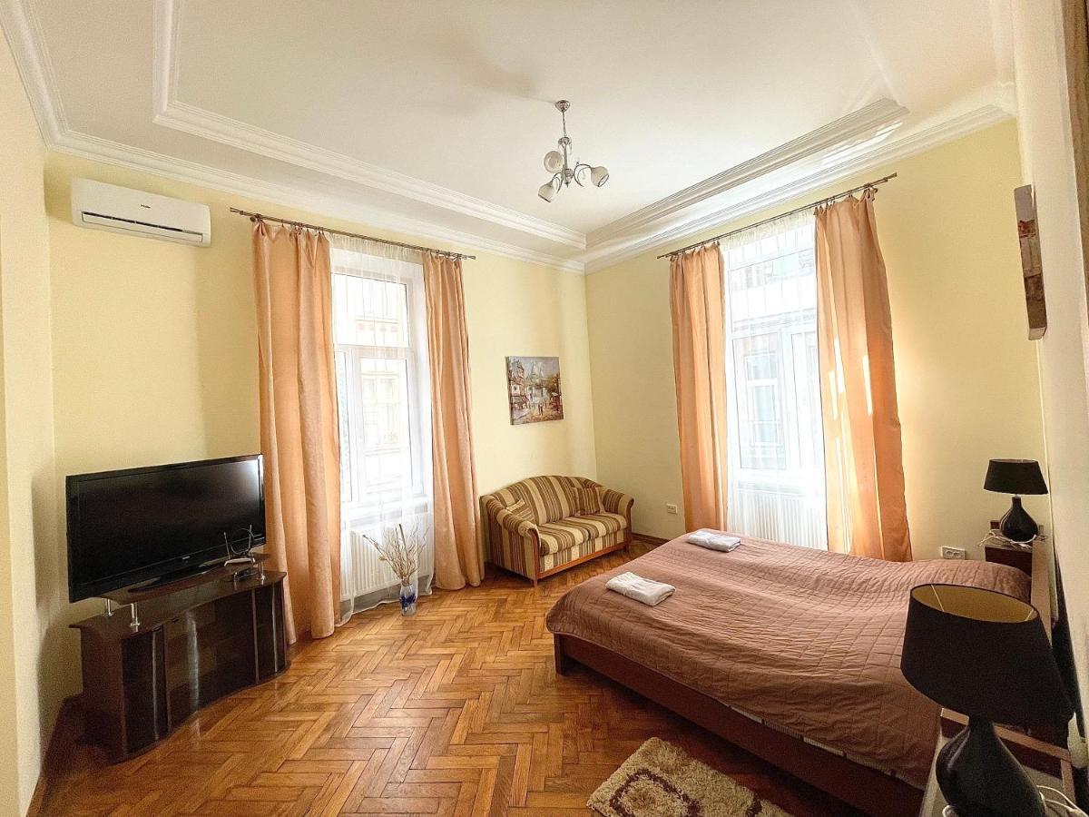 3 Rooms Apartments In The City Centr Lviv Kültér fotó