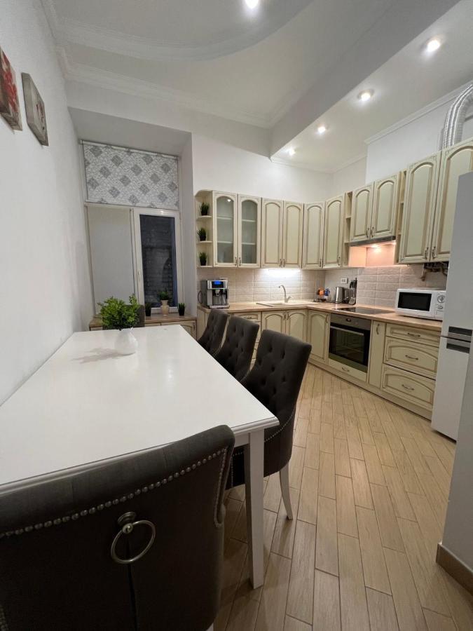 3 Rooms Apartments In The City Centr Lviv Kültér fotó
