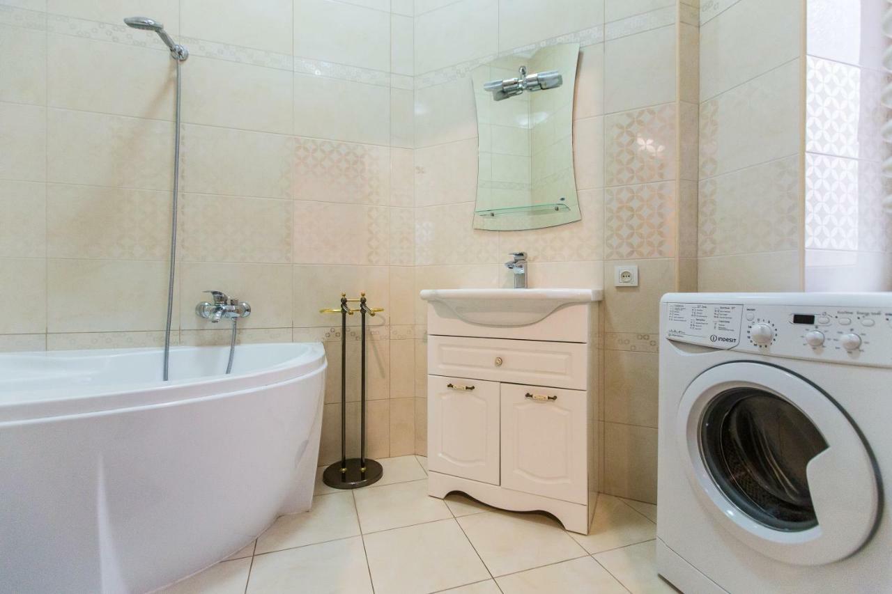 3 Rooms Apartments In The City Centr Lviv Kültér fotó